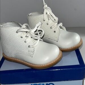 Cozy White Textured Kids Boots New with out tags